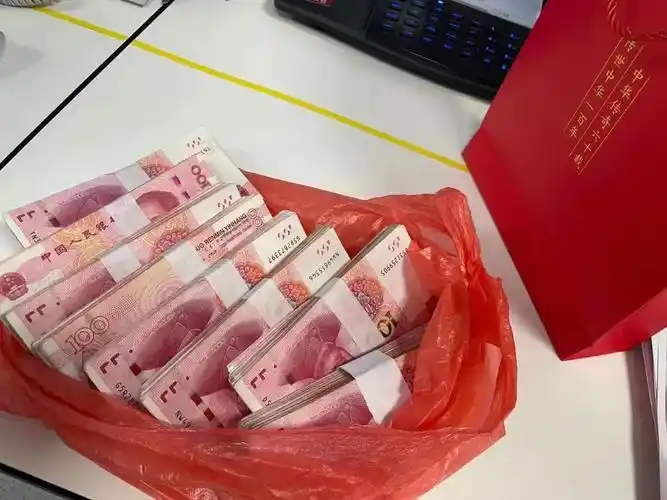 上海老夫妻将儿子结婚彩礼8万现金落在地铁工作人员帮找回