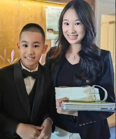 赵文卓一家四口同框!两个孩子穿着引热议,无意暴露了经济情况