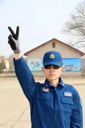 颜值爆表!中国海军航空兵地勤秀新装