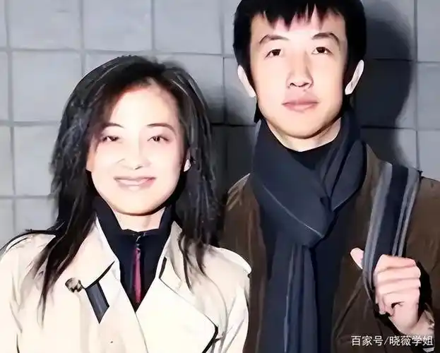 鄢颇:梅婷捧他,李小冉爱他,娶小15岁的娇妻生活幸福