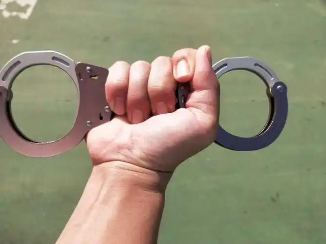 临高南站派出所开展新式警用手铐使用大练兵