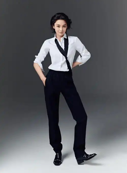 张馨予短发造型太吸睛,又a又飒,穿搭风格尽显霸道总裁气质_身材_时候