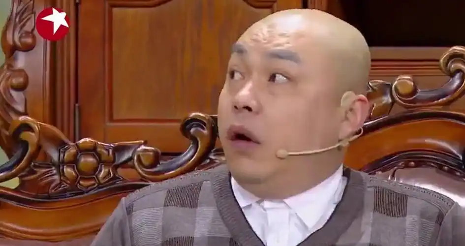 程野是一位看起来非常老实的二人转小品演员,经常以大光头的形象出现