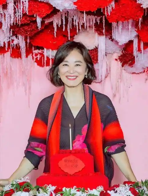 看完68岁林青霞的穿衣打扮,才明白:岁月沉淀的美是装不 .