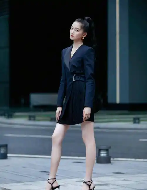 关晓彤晒帅飒风穿搭,黑色皮衣裙配高筒靴,高马尾干净利落又有型_女生