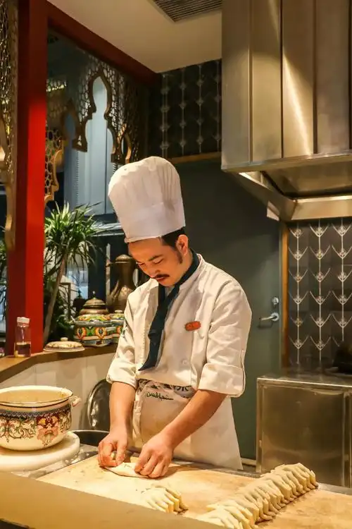 主厨包括厨师团队都是新疆人都是有多年经验的厨师并且食材是新疆空运