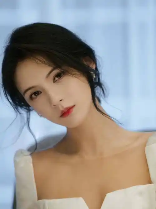 日前,张予曦在社交平台上发了一组写真,非常简单的打扮,但表情却有不