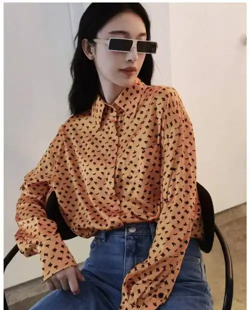 原创张俪真时髦橘色变种波点衬衫配牛仔裤甜美又有气质很漂亮嘛