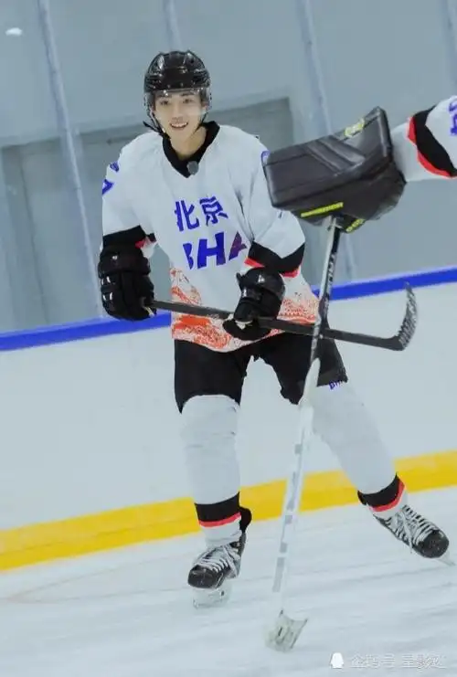 肖战《冬梦之约》冰球服造型,期待7号选手精彩表现_腾讯新闻