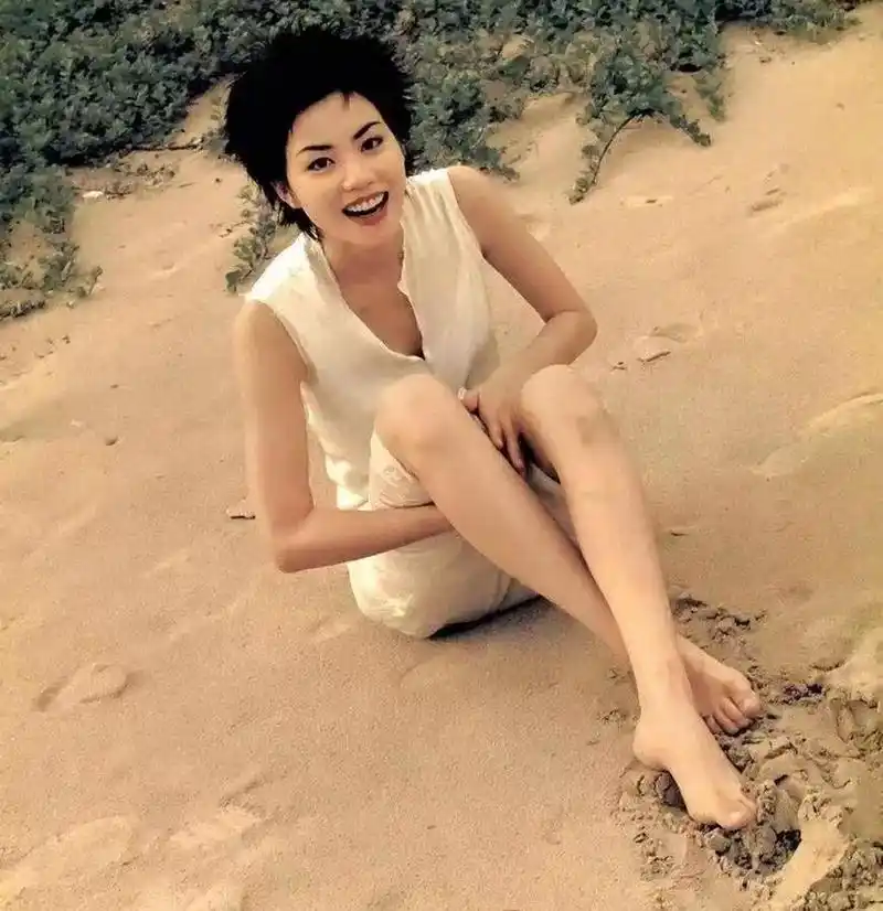 的身材也是数一数二的,怪不得谢霆锋和张柏芝离婚后依然选择了王菲