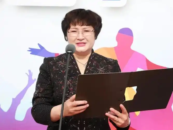 党委副书记刘惠玲主持开幕式