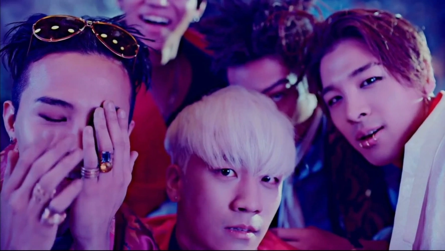 bigbang - bae bae mv里的最后一幕他们掀开妹子的裙子然后感到很失望