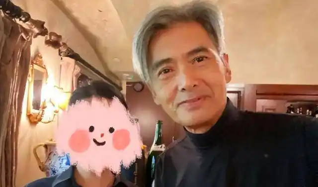 67岁周润发现身,满头的白发和皱纹,儒雅平和被赞正气_网友_摄影展