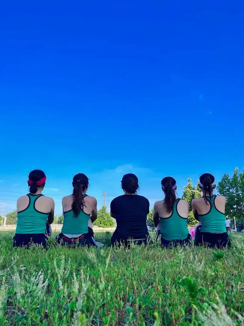 跑步人的清晨.夏天的清晨,太阳明亮耀眼,我们跑步人,要抢在太 - 抖音