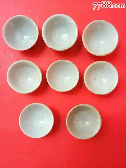 清朝豆青釉小酒杯8只