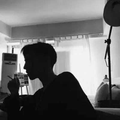 黑白侧脸伤感男生头像 男生帅气孤独颓废头像