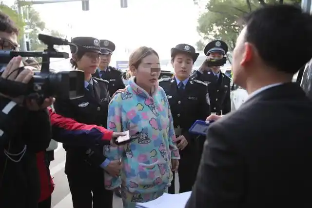 穿睡衣开路虎 女"老赖"当场被拘