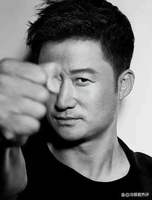 吴京八一节晒穿军装照惹争议,其本人从未参军