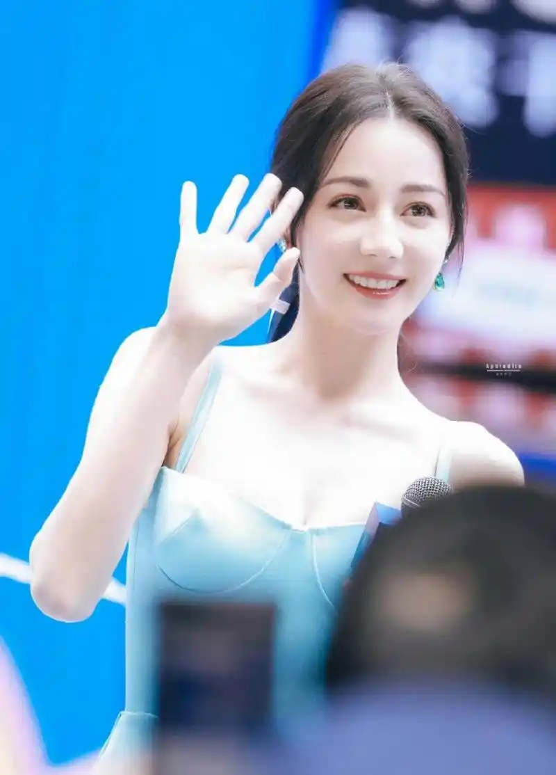 迪丽热巴经过金星的炮轰这次她不吾胸了,大方展露事业线