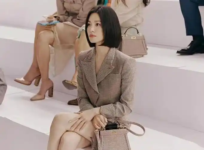 看了宋慧乔的生图后发现美人都是不需要p图的穿搭精致有气质