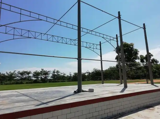 学校露天舞台,每年六一,学校都会在这里举行六一文艺汇演.