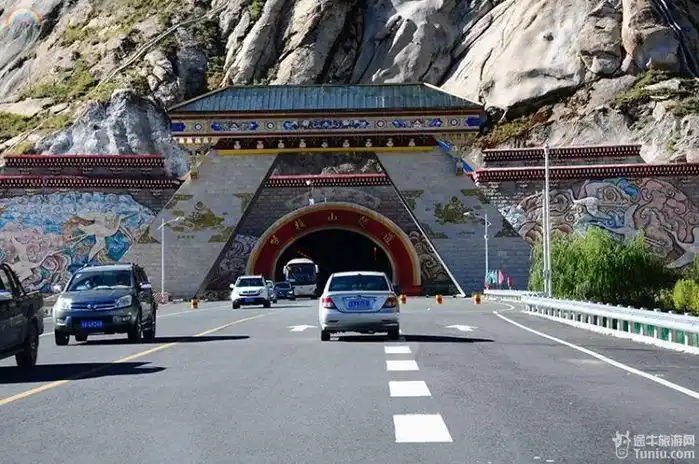 穿过嘎拉山隧道