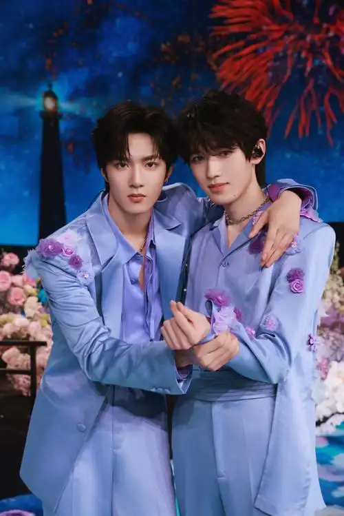 宋亚轩刘耀文比心舞台照