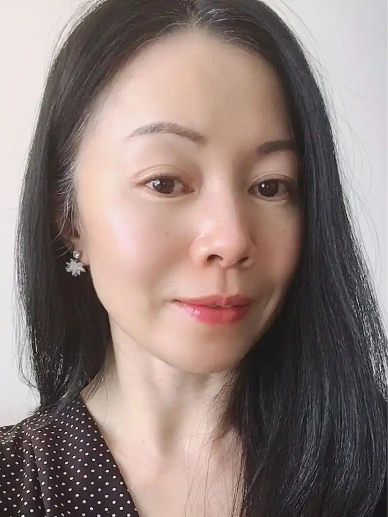 50岁阿姨素颜照来了 早上刚刚做完皮肤护理给自己来张自拍照,全素颜