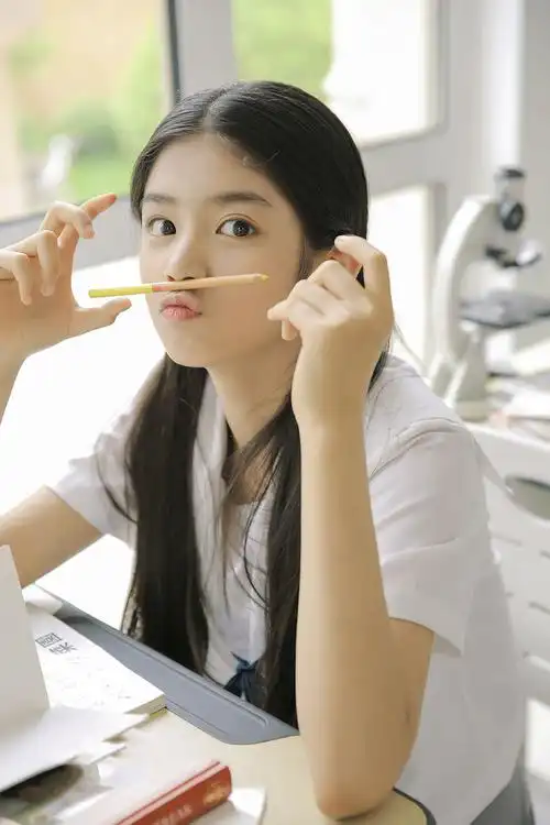 演员赵蕴卓校园风写真,甜美可爱,清新秀气