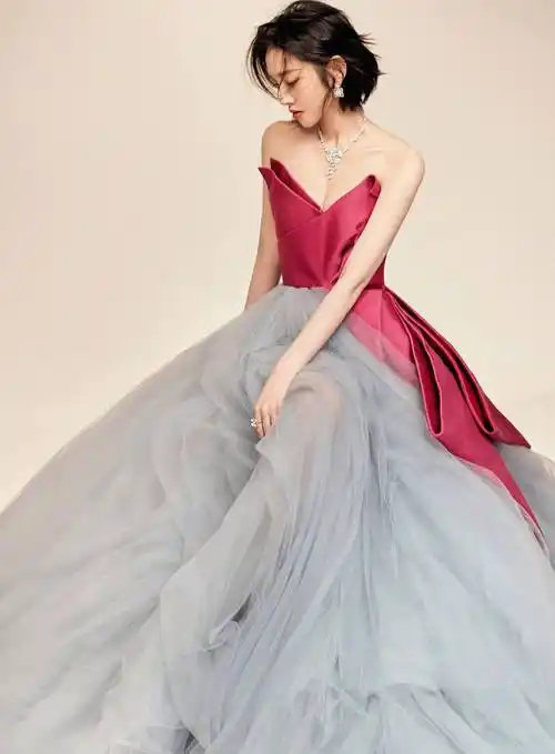 唐艺昕身着玫红缎面拼接浅灰纱裙,将魅力展现得淋漓尽致_纱裙_唐艺昕