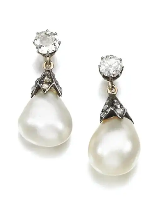 一对天然珍珠耳环.