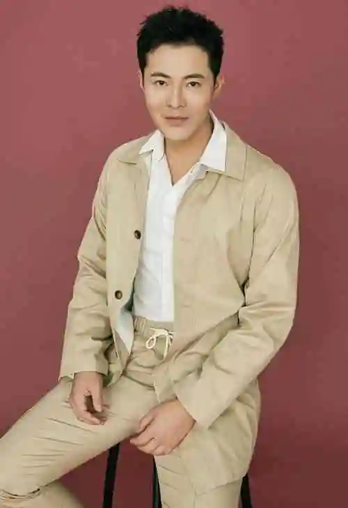 张子文曝光最新写真帅气随性酷劲十足