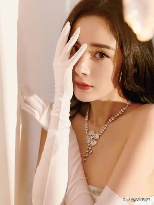 杨幂身穿百花刺绣裙,白色礼服美图写真合集!