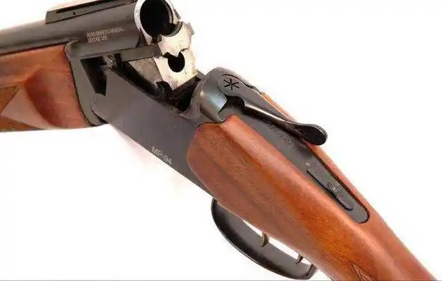 简单的讲泵动就是是拉栓上一发,射一发,再重复退壳上弹.