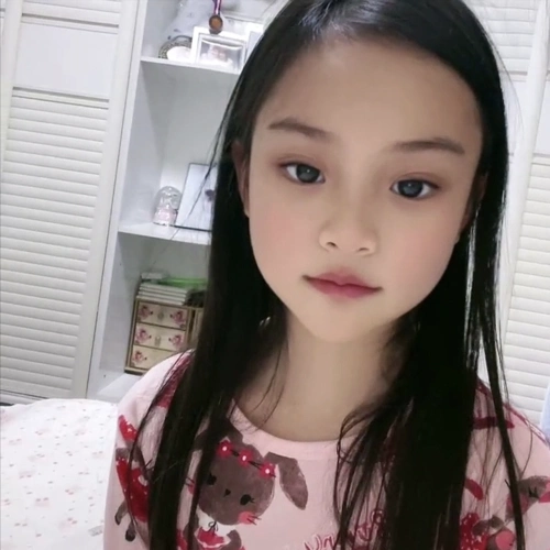 甜馨走秀遭恶意评论:长大又是做头发的料!只因她是李小璐女儿?|李小璐