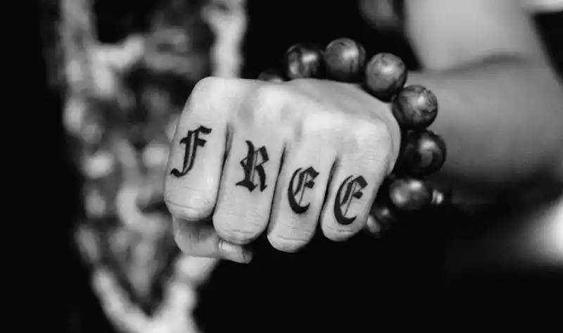 手指英文纹身图片