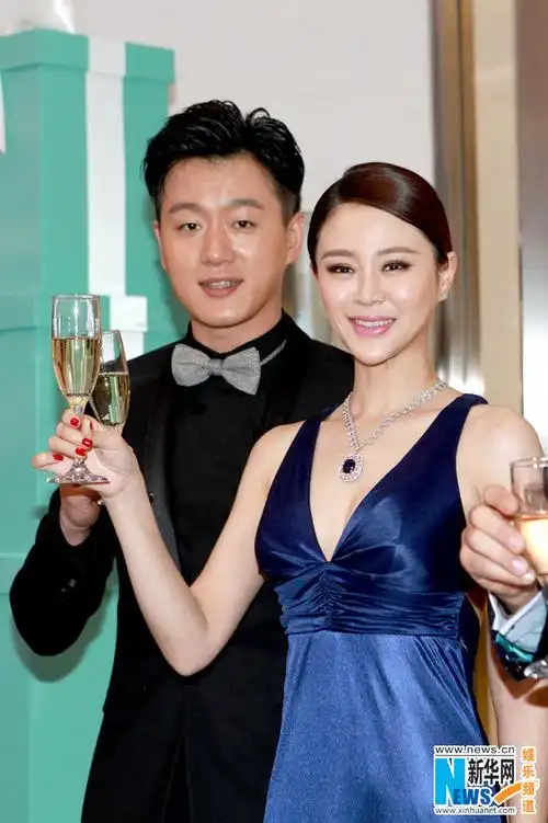 佟大为珠宝展闪电吸金关悦不惧严寒秀性感