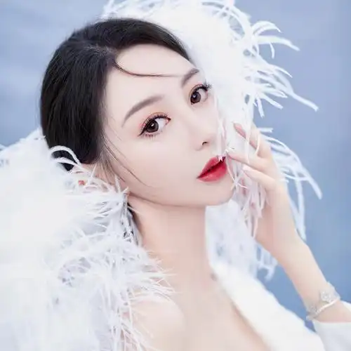 白色治愈系女生头像