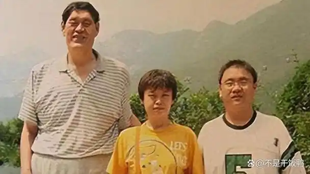 穆铁柱追悼会身盖八一军旗姚明郑海霞出席猝死前还在锻炼