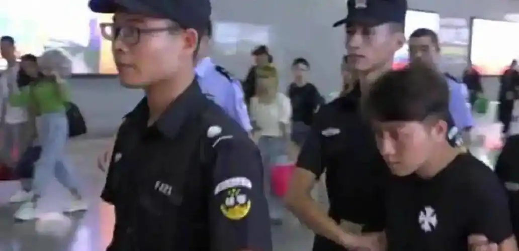 2019年百万网红乞丐哥被捕,拐卖20多名少女,靠着"