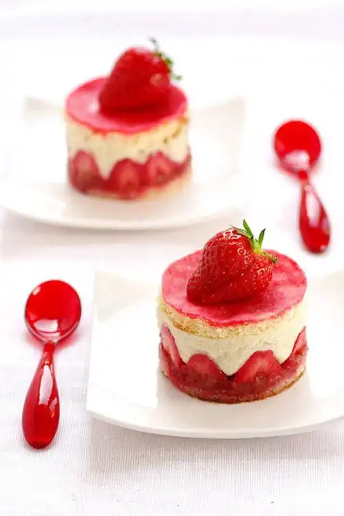 宾爵烘培带你来看好吃的甜点草莓慕斯_手机搜狐网