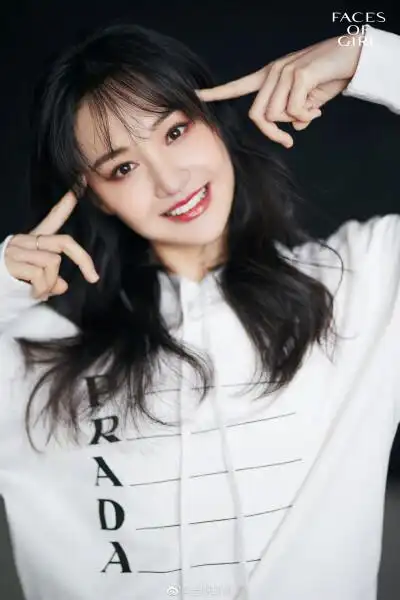 郑爽 白色卫衣黑卷发,空气刘海樱桃妆,你的甜美小爽已上线