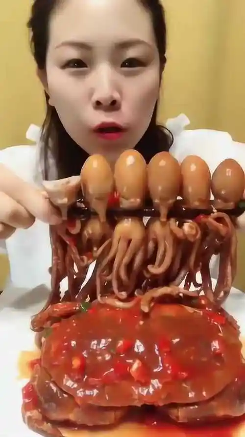 美女直播吃小章鱼六个连在一起一口一个章鱼头真厉害