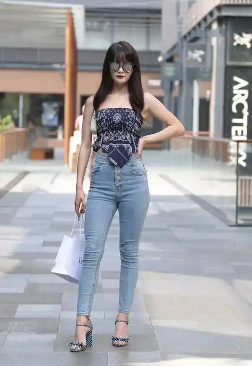 原创个性也是一种美时尚女生的牛仔裤搭配示范别致又亮眼