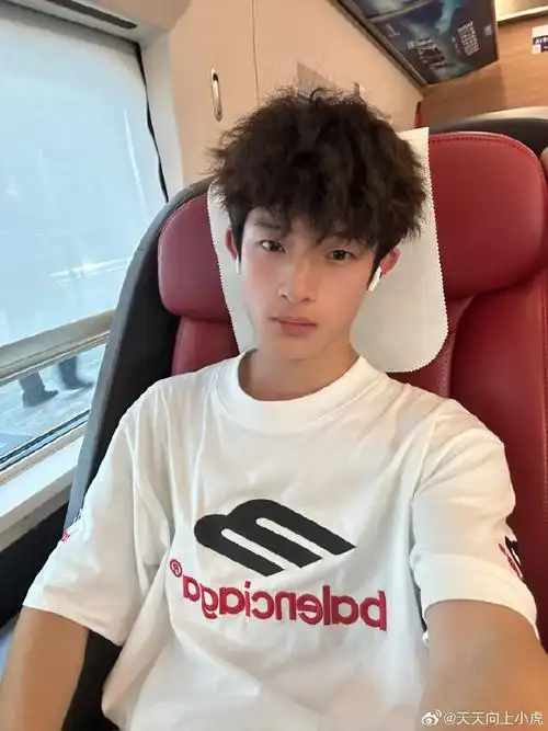 男生写真超话男生还是应该有男生的样子,在20多岁的时候还是要以秀气