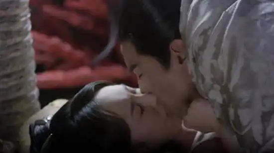 杨幂和赵又廷接吻剧照