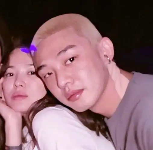 宋慧乔和刘亚仁同框被逗得开怀大笑好有爱