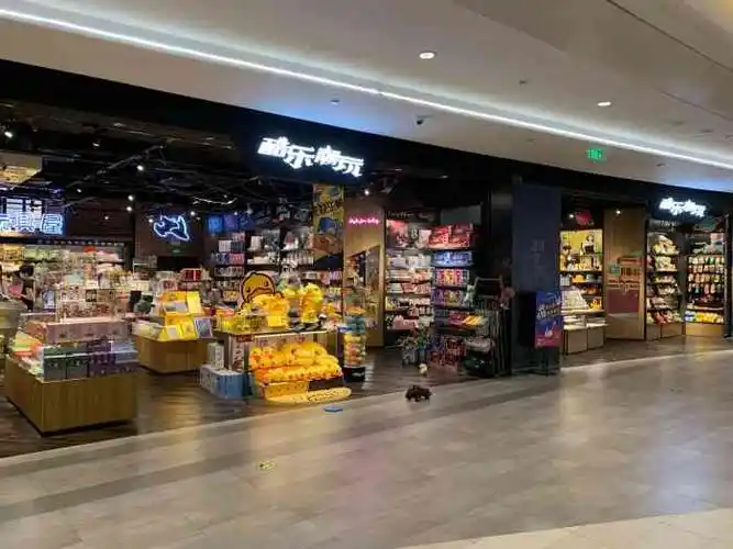 这家店面从外观看装修还是比较好的比较适合年轻人小