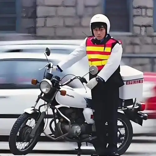 小时候看周星驰只觉得他好衰,长大了再看,谁上班能快活得起来?