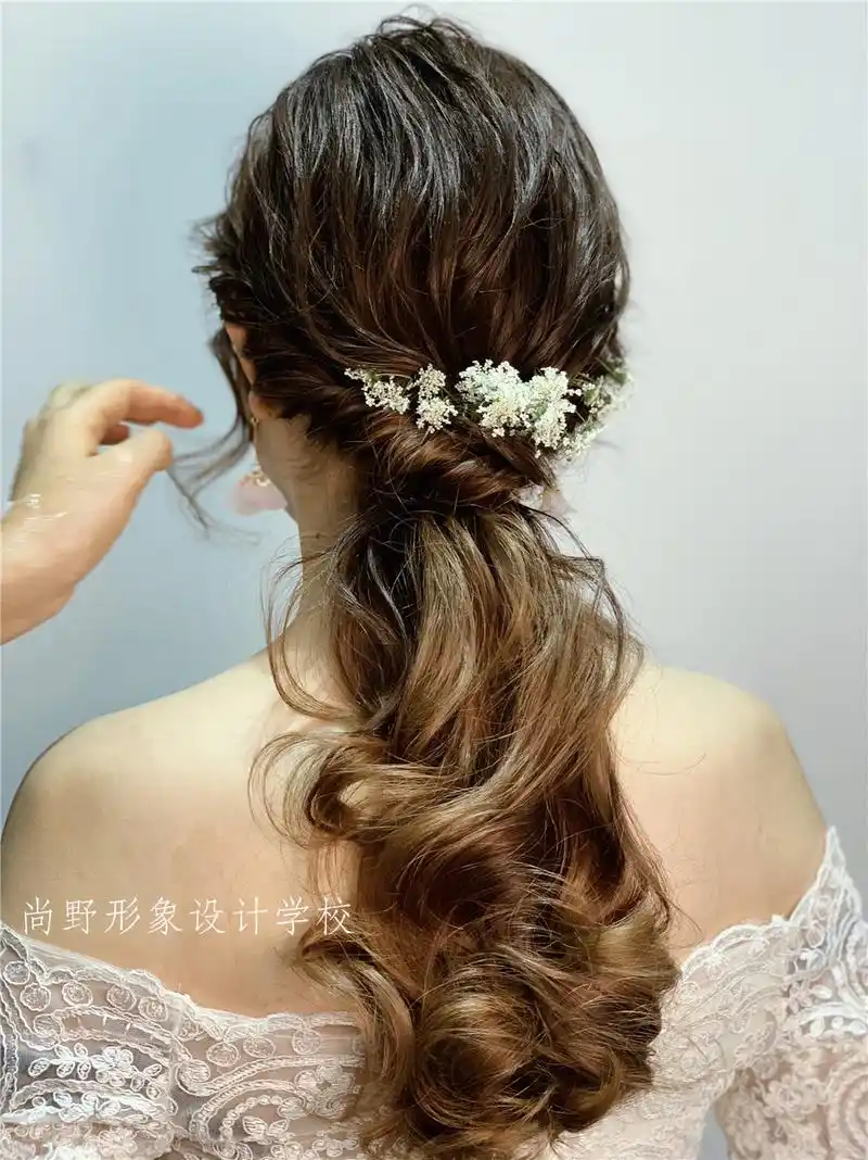 长头发怎么扎发好看?5款超美腻的长发新娘发型